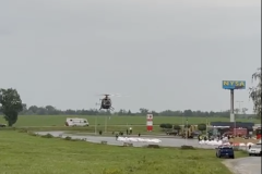 Bioagra-helikopter-pobiera-worek-big-bag-z-piaskiem