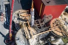 Absorber opuszczany pomiędzy instalacje